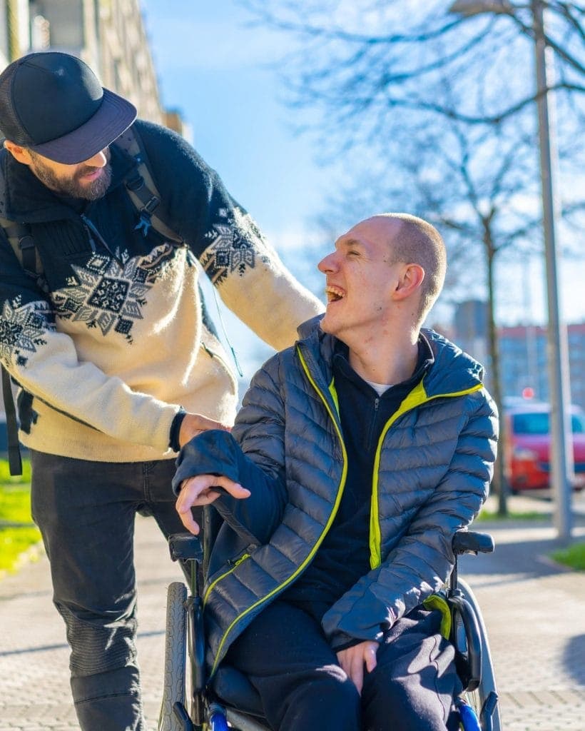 Assistent hjälper brukare utomhus